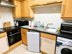 1F Pound Lane_Kitchen- click for photo gallery